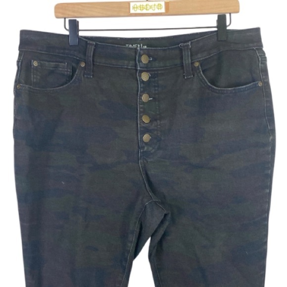 TIME and TRU camo jeans high waist 4button closure high rise// 16 - Picture 2 of 6